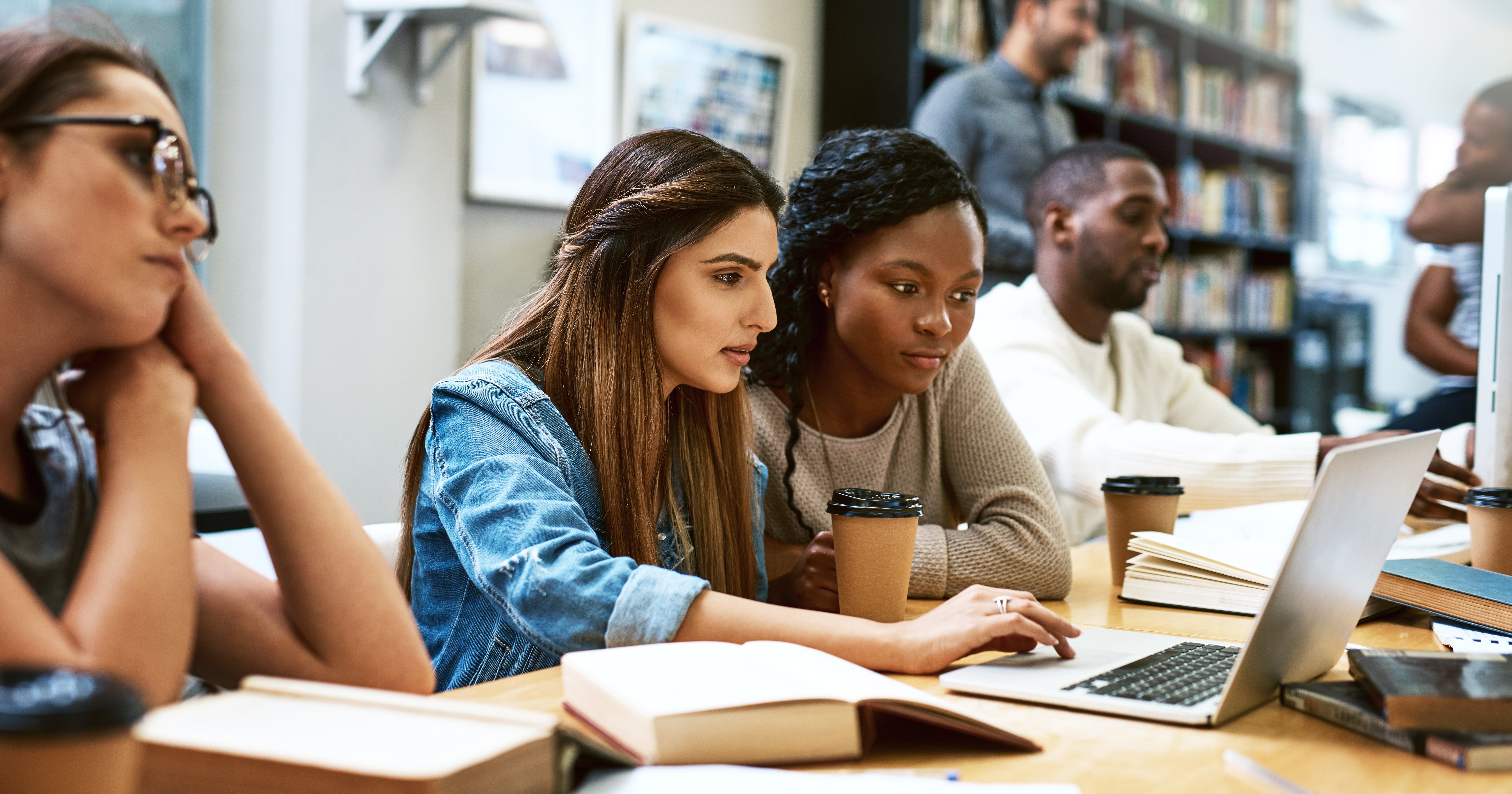 Группа людей студентов. College role. Америка it школа. College role. Творческие студенты.