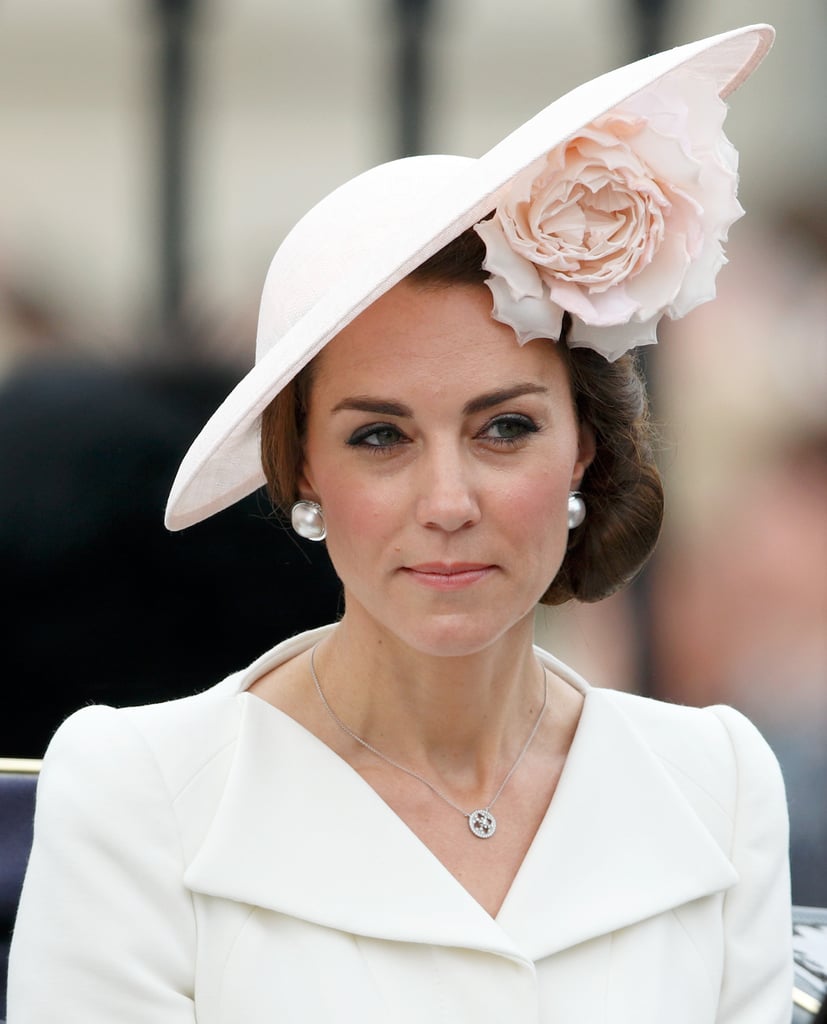 اختارت الدوقة قبّعة مذهلة من تصميم فيليب تريسي لمراسم Trooping the Colour، خلال عيد ميلاد الملكة التسعين في عام 2016.