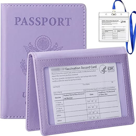 Tigari护照封面和疫苗持卡人在紫色的组合