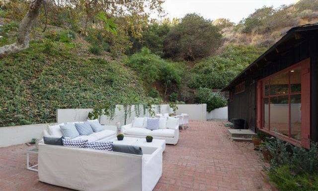 We wonder how many of Benji's rock star friends hung out on this red-bricked terrace, designed with entertaining in mind.