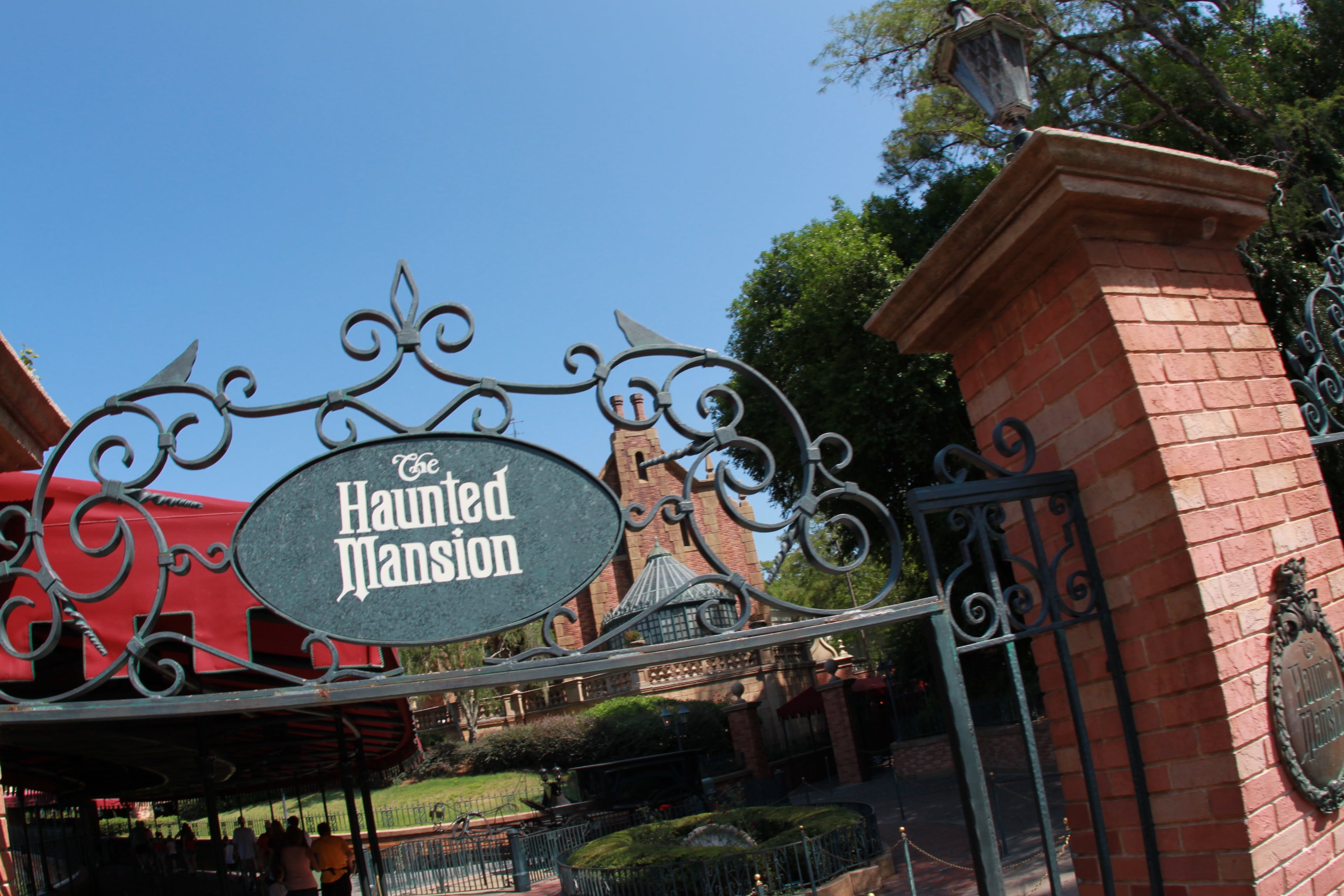 5 Imagineer Easter Eggs in Disney's New 'Haunted Mansion