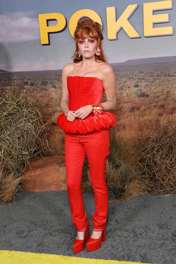 娜塔莎Lyonne在扑克脸首映的高髻,红色化妆