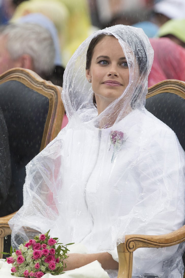 A little rain does not ruin either of their royal photo ...