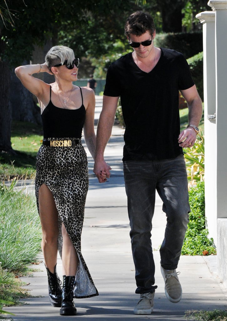 2012年10月,麦莉·赛勒斯和利亚姆海默的手牵着手散步。