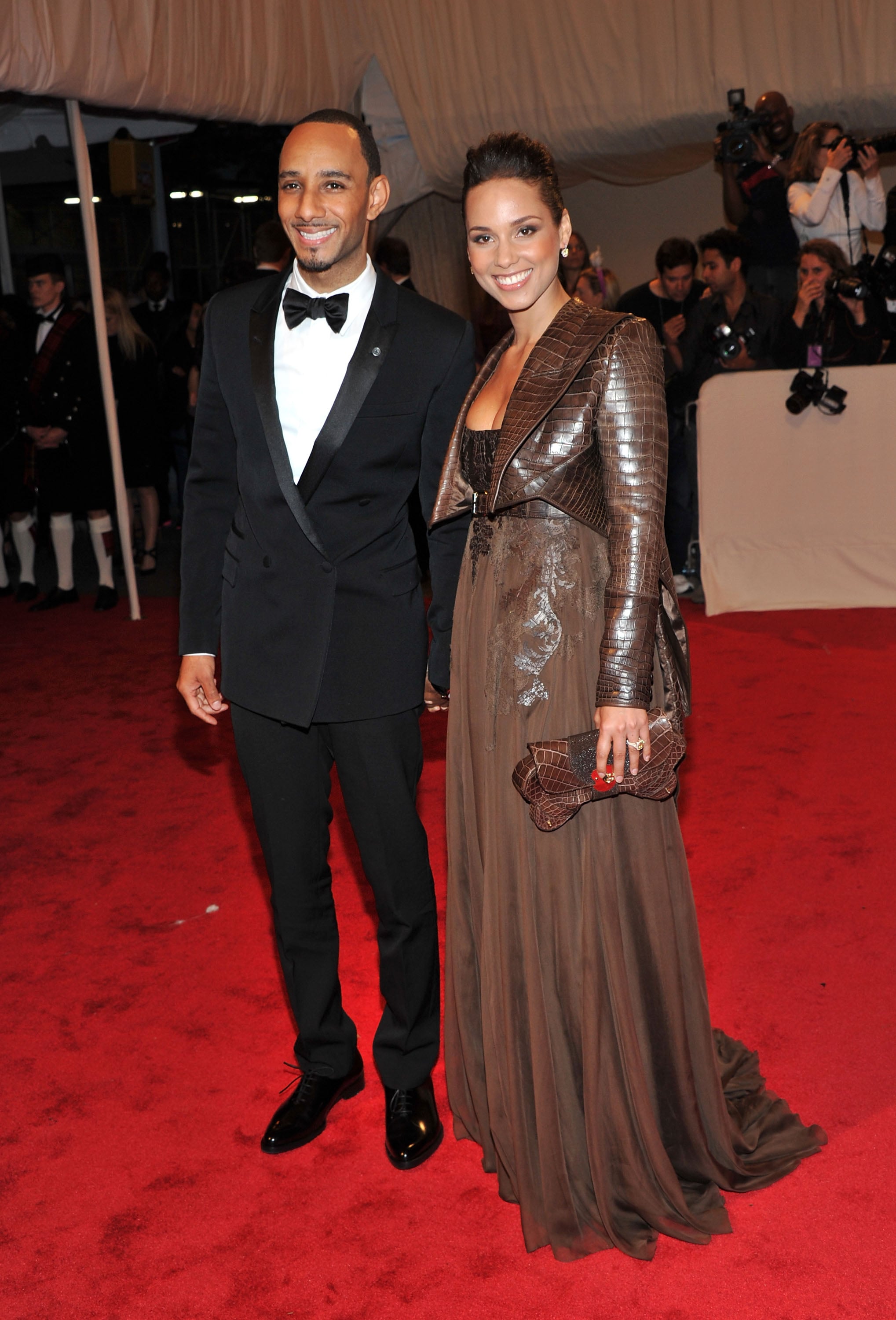 PopsugarCelebrityAshley GreenePictures of Met Gala Red CarpetGisele, Kristen, Beyoncé, Gwyneth, and More Bring Sexy Style to the 2011 Met Gala — Hundreds of Pictures!May 3, 2011 by Lauren Turner229 SharesThe 2011 Metropolitan Museum Costume Institute's Gala was a star-studded affair in NYC Monday night. The event is one of fashion's biggest nights of the year and the ladies certainly didn't disappoint on the red carpet. Nicole Richie kicked off the neutral looks in a bright white Jason Wu and Emma Roberts followed suit in a cutout Michael Kors. Pregnant Kate Hudson dressed her curves in Stella McCartney while Gwyneth Paltrow highlighted her hot body in a skintight backless gown by the same designer. Ashley Greene looked elegant in a one-of-a-kind Donna Karan gown after recently finishing up work on Breaking Dawn and Naomi Watts sparkled in sheer Stella McCartney. Gossip Girl's Blake Lively had Karl Lagerfeld on her arm when she arrived in Chanel and Elizabeth Banks dazzled in a gold sequin Tommy Hilfiger. - 웹