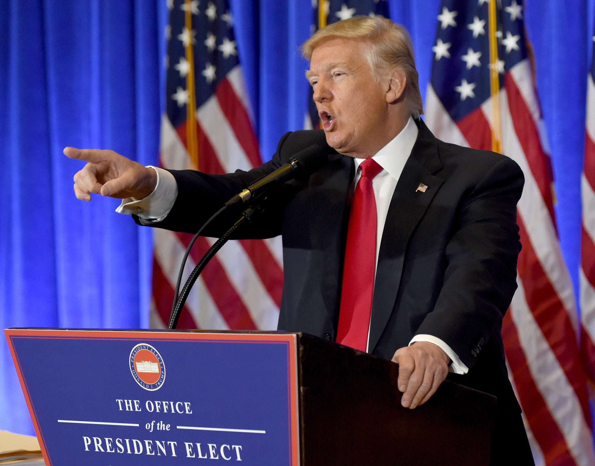 Donald Trump and Jim Acosta Fighting at Press Conference ...