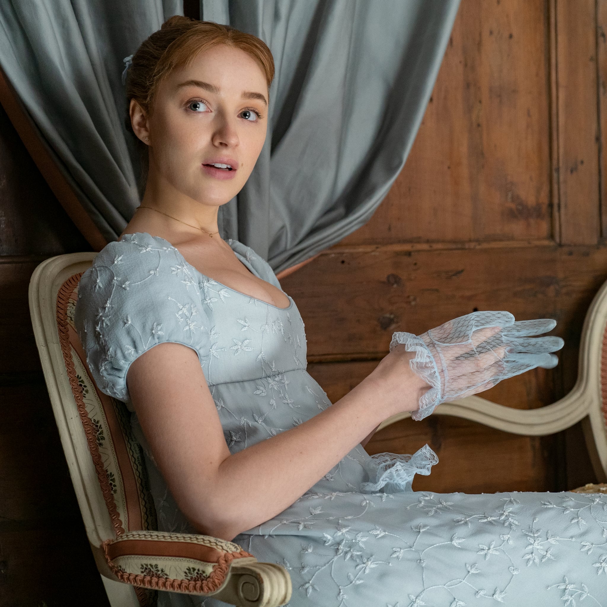 Phoebe Dynevor S Best Gifs From Bridgerton Popsugar Entertainment