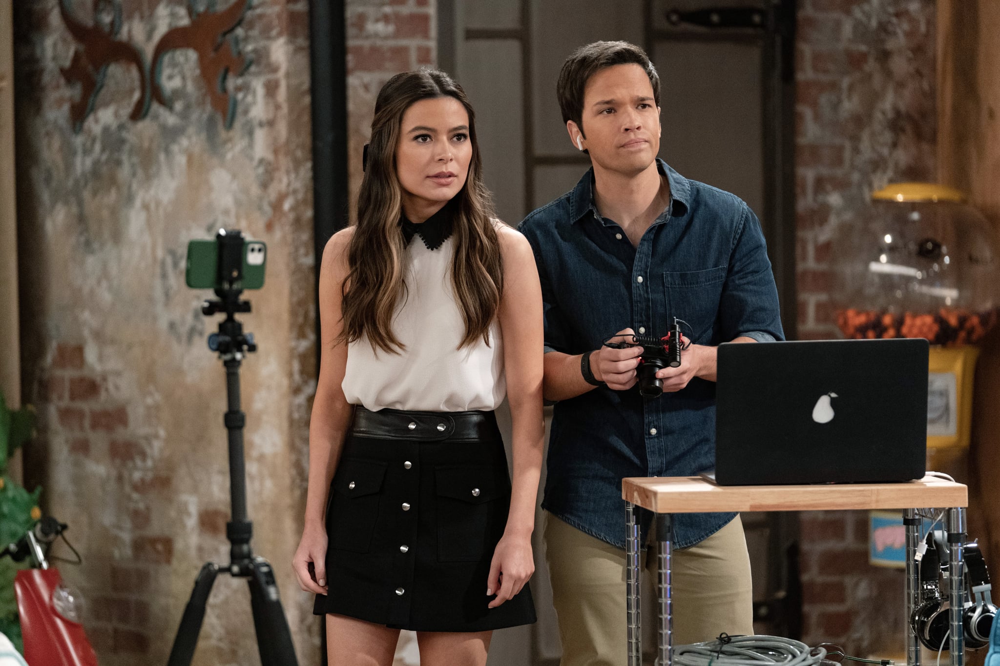 iCARLY: Ep# 201 -- Nathan Kress as Freddie and Miranda Cosgrove as Carly in iCARLY streaming on Paramount+.Photo: Lisa Rose/Paramount+©2022 Paramount+. All Rights Reserved.©2021 All Rights Reserved.