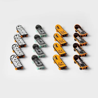 Hyde & EEK! Boutique 16-Count of Mini Skateboards