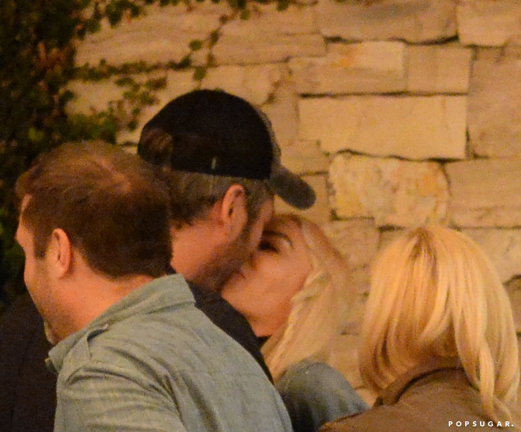 Gwen Stefani and Blake Shelton Kissing December 2015