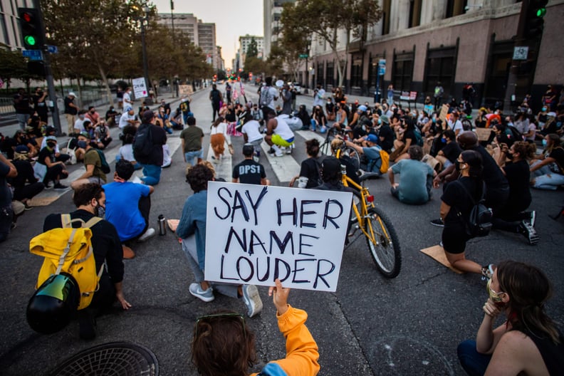 TOPSHOT - Protesters kneel as they demonstrate in Los Angeles, on September 23, 2020, following a decision on the Breonna Taylor case in Louisville, Kentucky. - A judge announced charges brought by a grand jury against Detective Brett Hankison, one of thr