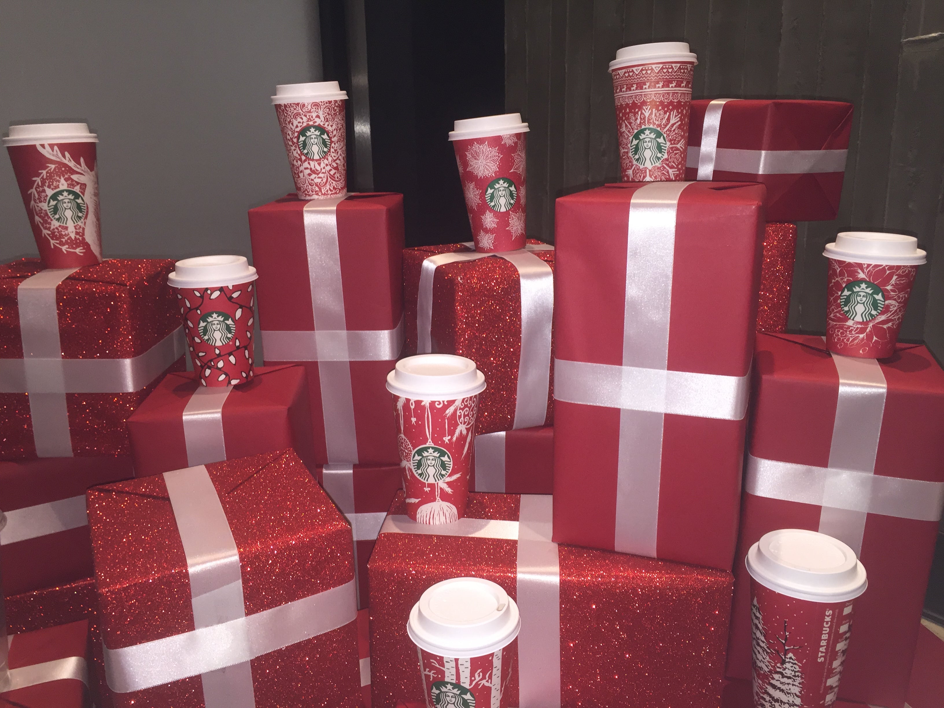 Starbucks Debuts 2016 Holiday Red Cups