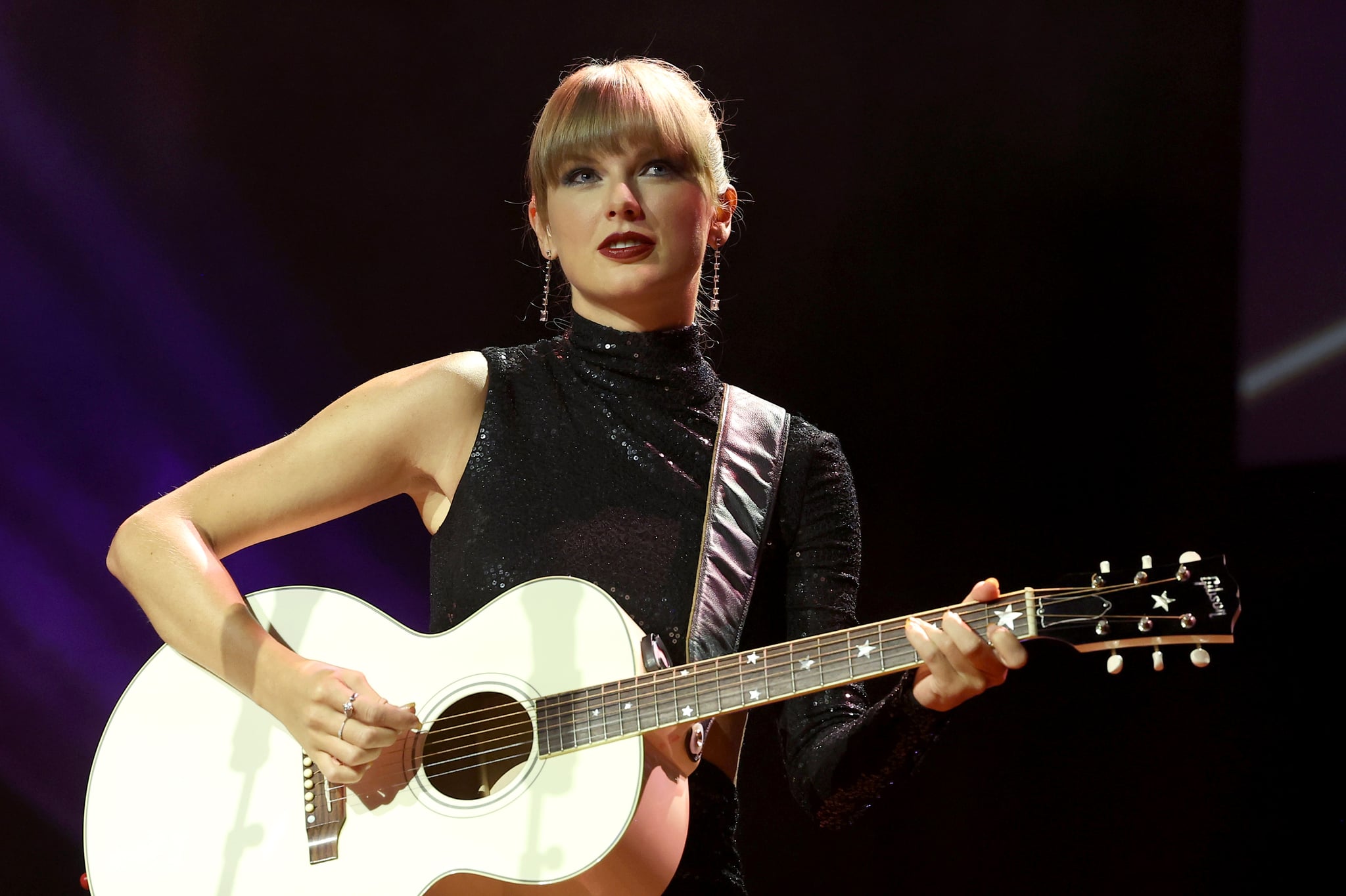 NASHVILLE, TENNESSEE - 20 DE SEPTIEMBRE: NSAI Songwriter-Artist of the Decade homenajeado, Taylor Swift se presenta en el escenario durante los premios NSAI 2022 Nashville Songwriter Awards en Ryman Auditorium el 20 de septiembre de 2022 en Nashville, Tennessee.  (Foto de Terry Wyatt/)