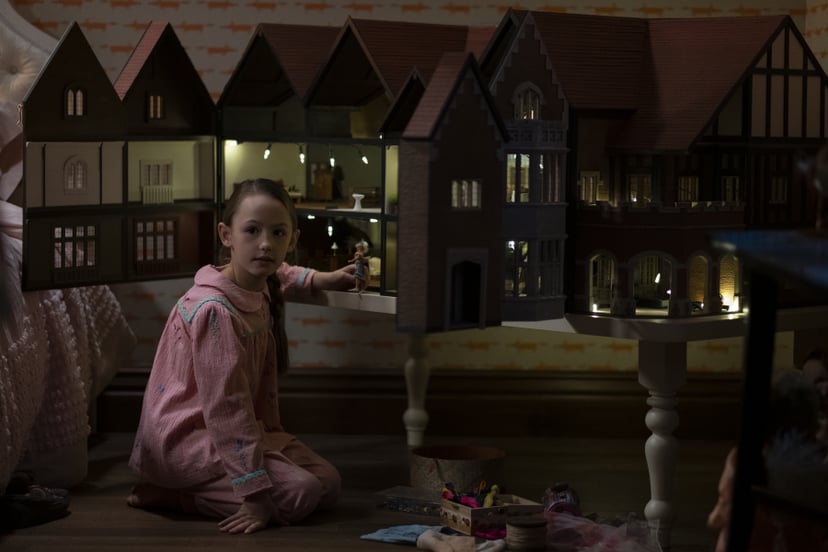 THE HAUNTING OF BLY MANOR (L to R) AMELIE SMITH as FLORA in episode 101 of THE HAUNTING OF BLY MANOR Cr. EIKE SCHROTER/NETFLIX  2020