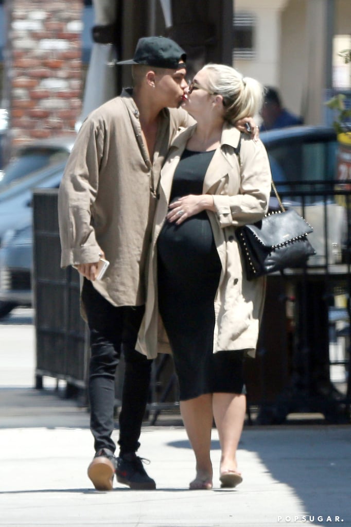 Pregnant Ashlee Simpson Kisses Evan Ross | Pictures
