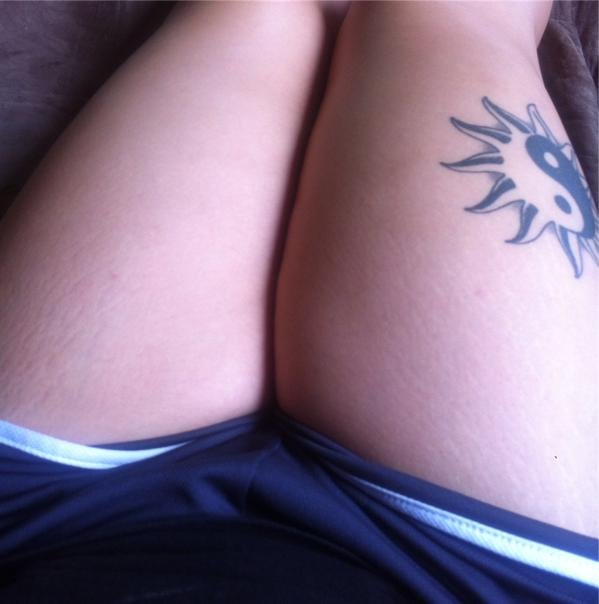 What Is #ThighReading? Photos