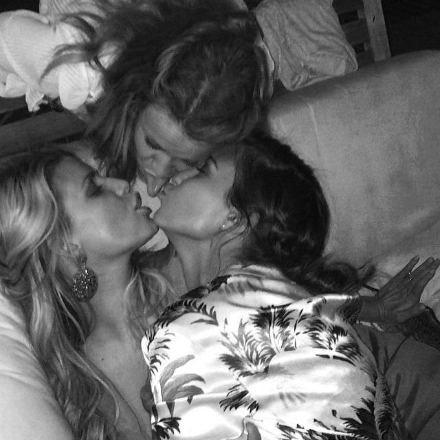 Jessica Simpson celebrated reaching her weight-loss goal with a three-way kiss.
Source: Instagram user jessicasimpson
