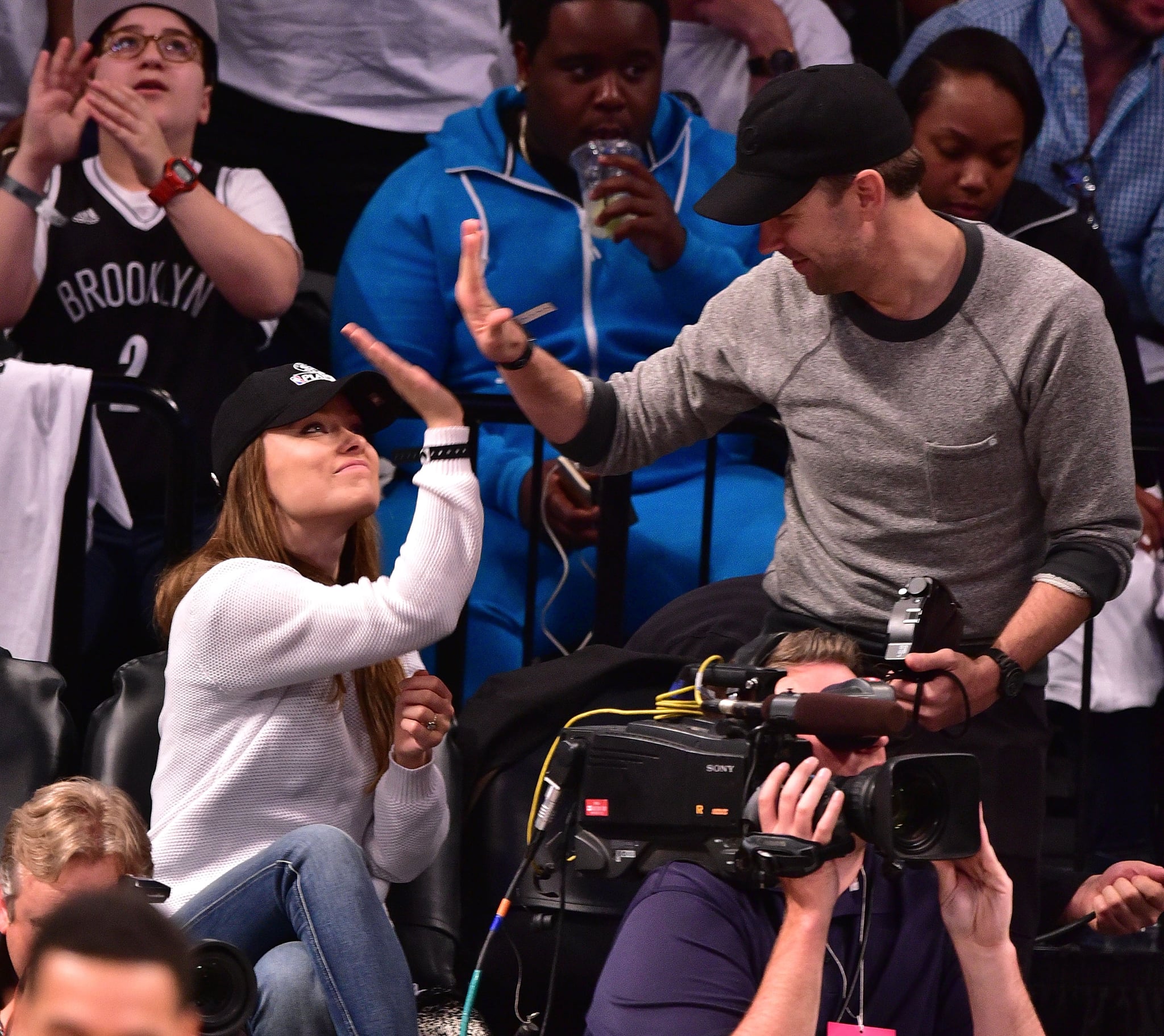 Olivia Wilde and Jason Sudeikis Kiss at Brooklyn Nets Game | POPSUGAR ...