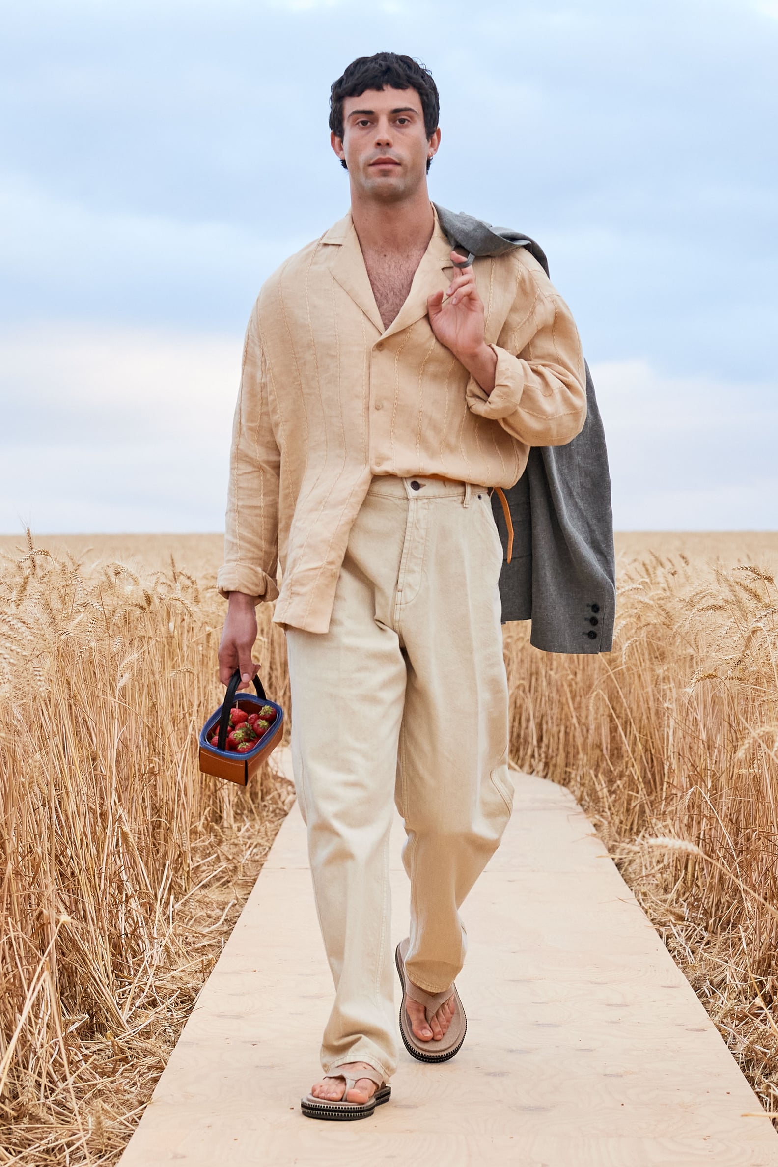 Jacquemus's Spring/Summer 2021 Show Was in a Wheat Field | PS Fashion