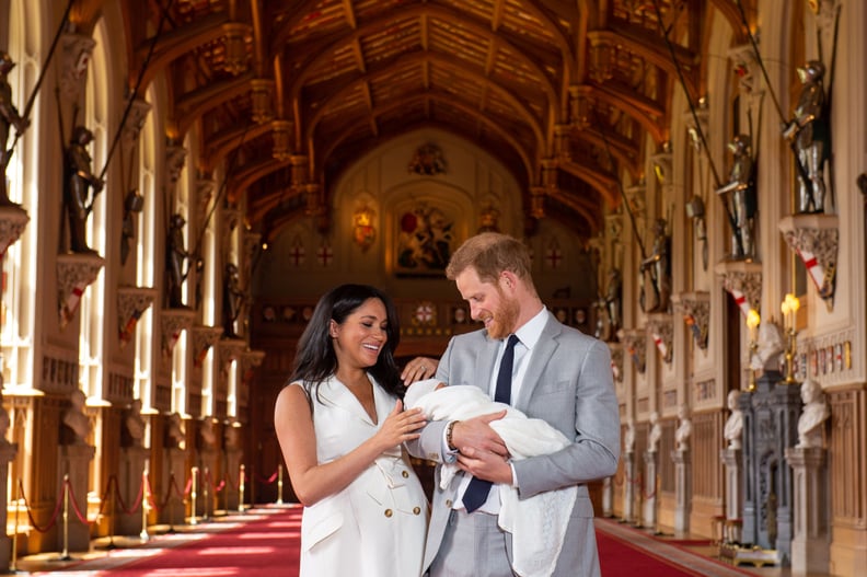 TOPSHOT——英国哈里王子、公爵苏塞克斯(R)和他的妻子梅根·苏塞克斯公爵夫人摆个姿势的照片和他们的新生儿的儿子在圣乔治大厅在温莎温莎城堡,西伦敦5月8日,2019年。(图片由多米尼克·利平斯基/池