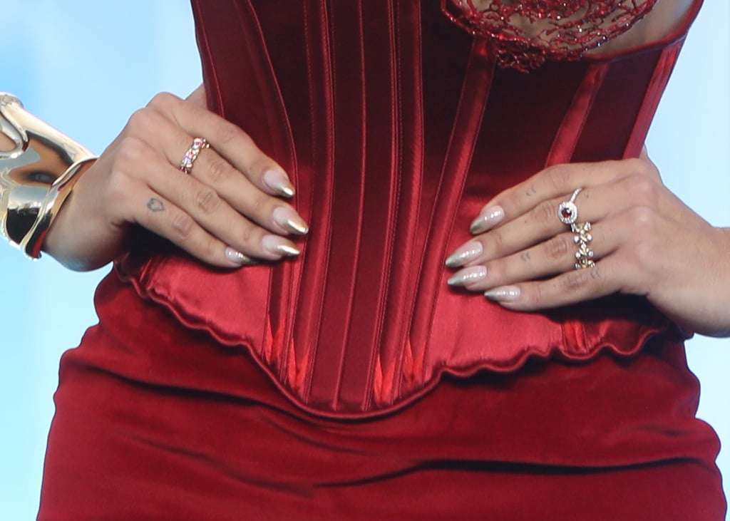 Anitta's Ombré Gold Chrome Nails at the 2022 MTV VMAs