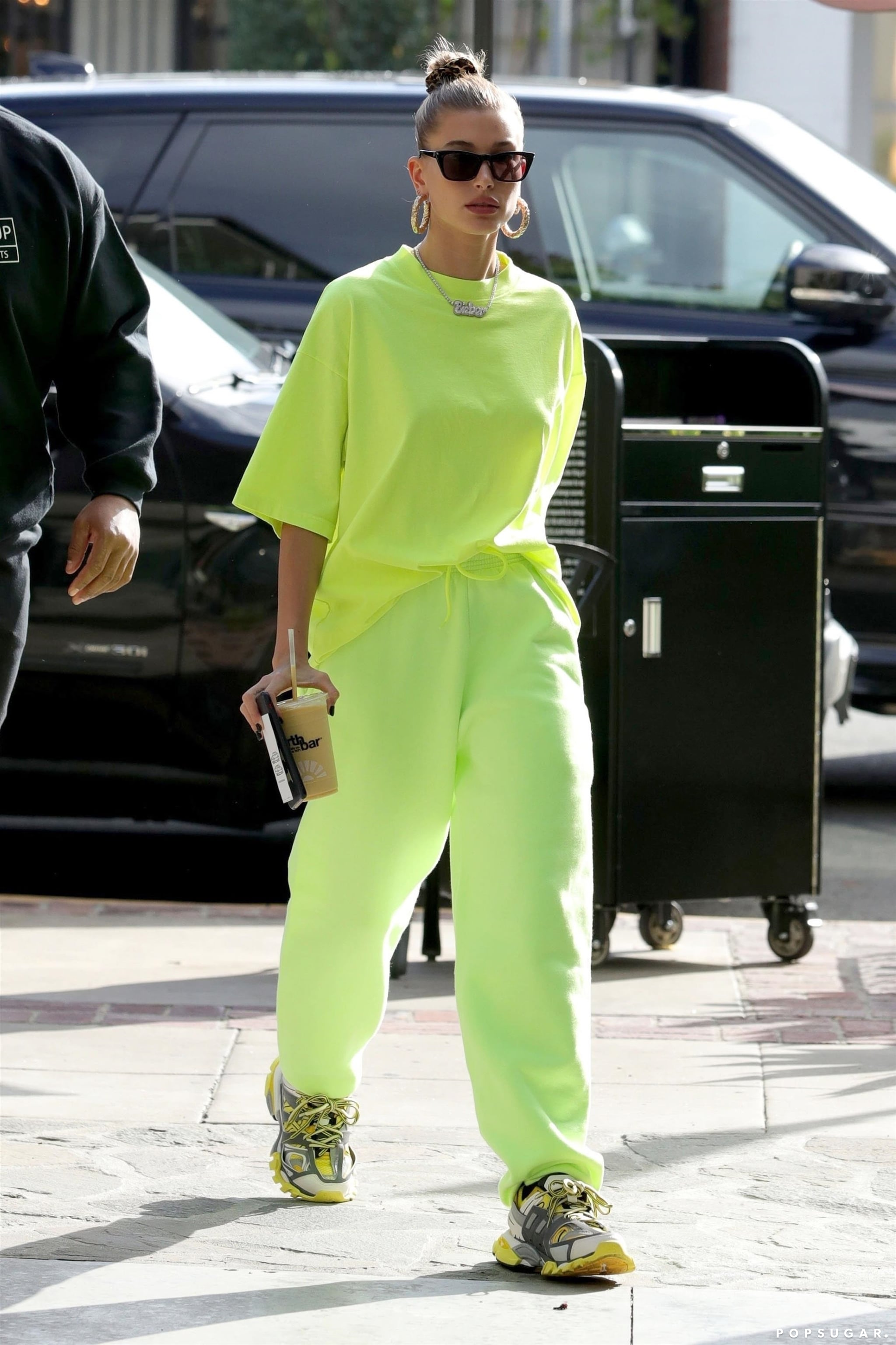 Зеленый костюм Хейли Бибер