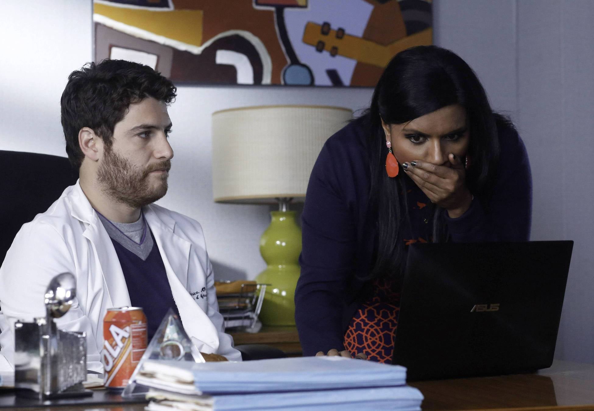 With Peter's (Adam Pally) help, Mindy discovers her old sex tape on the Internet.