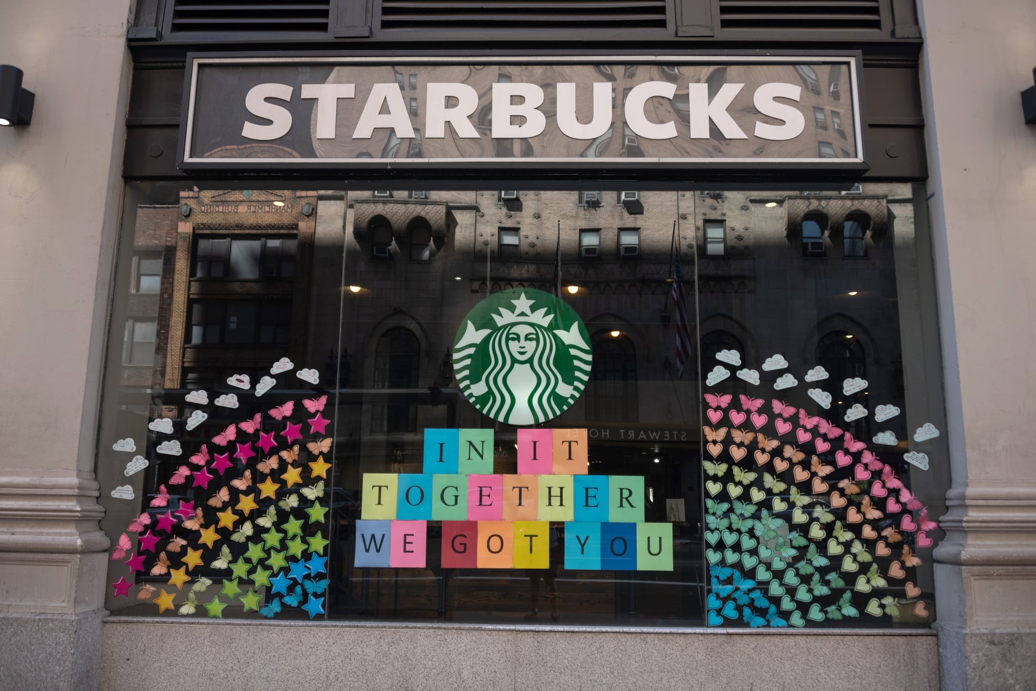 纽约,纽约——6月21日:星巴克咖啡店的视图显示骄傲颜色6月21日,2020年在纽约市。由于持续的冠状病毒大流行,今年3月的骄傲不得不取消在健康问题。年度活动,看到数以百万计的与会者,标志着它的50周年以来第一个3月后,石墙酒吧骚乱。(图片由阿列克谢·罗森菲尔德/盖蒂图片社)