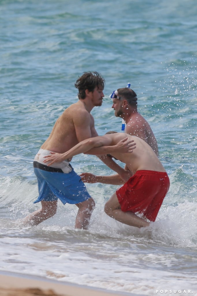 Shirtless-Charlie-Hunnam-Hawaii-Pictures