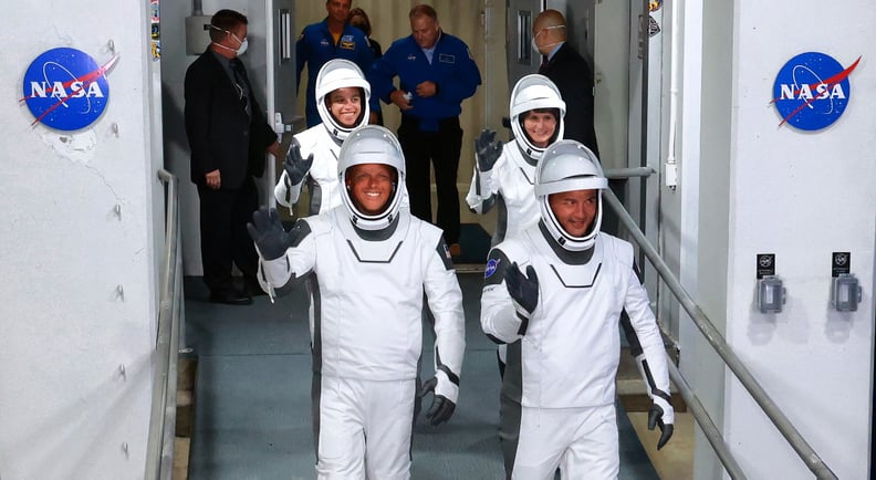 NASA的宇航员船员4使命头复杂的39 a发射准备发射到国际空间站上SpaceX猎鹰9号火箭从肯尼迪航天中心,佛罗里达州,星期三,2022年4月27日。从左,NASA宇航员杰斯