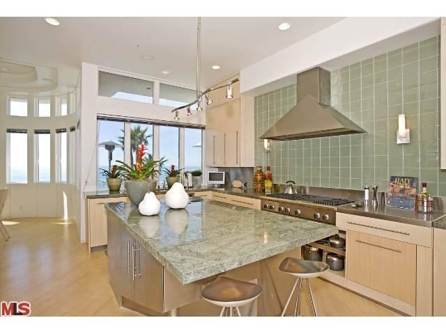 Mariah Carey's Malibu Airbnb 2015