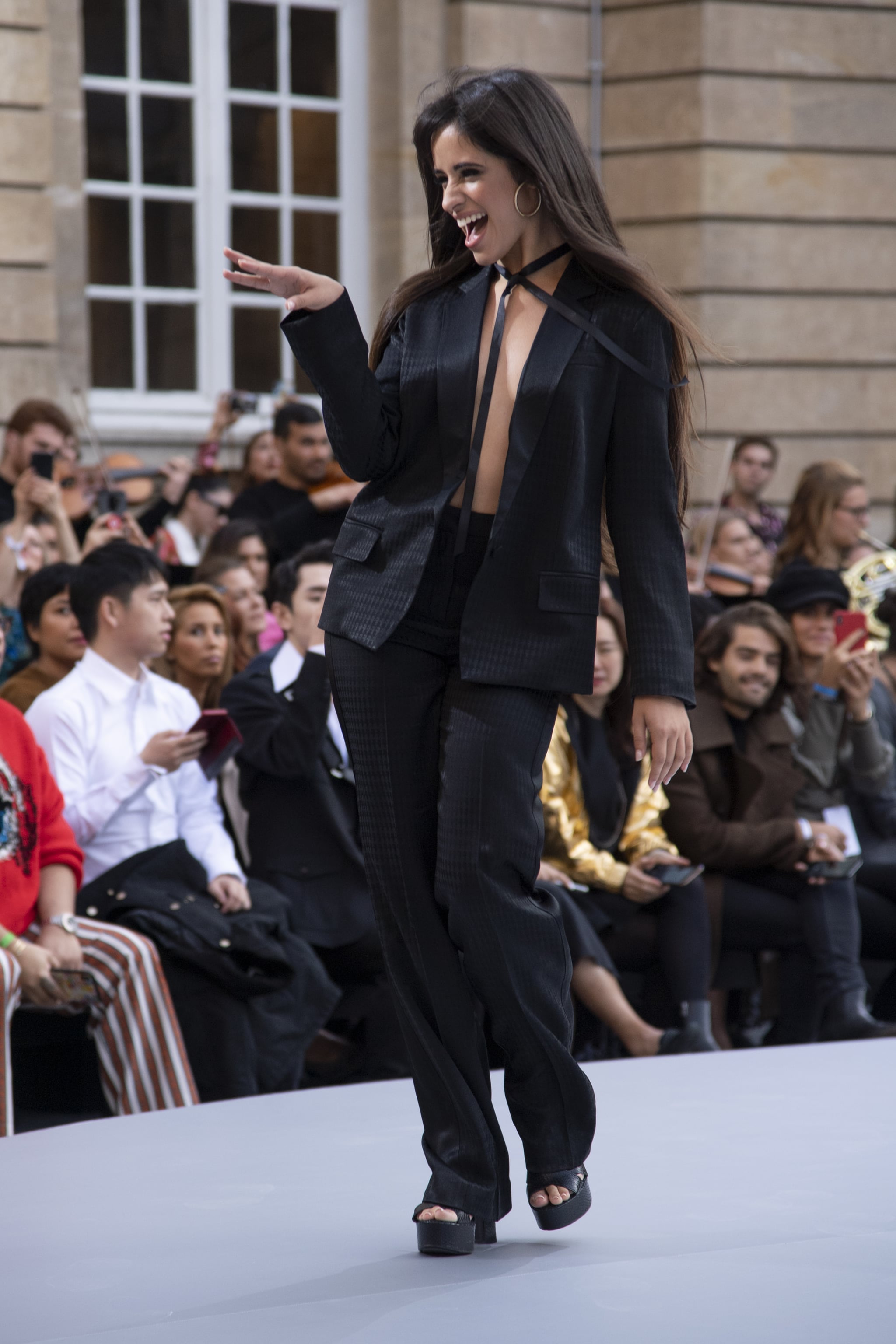 Camila Cabello Walks Le Défilé L'Oréal Paris 2019