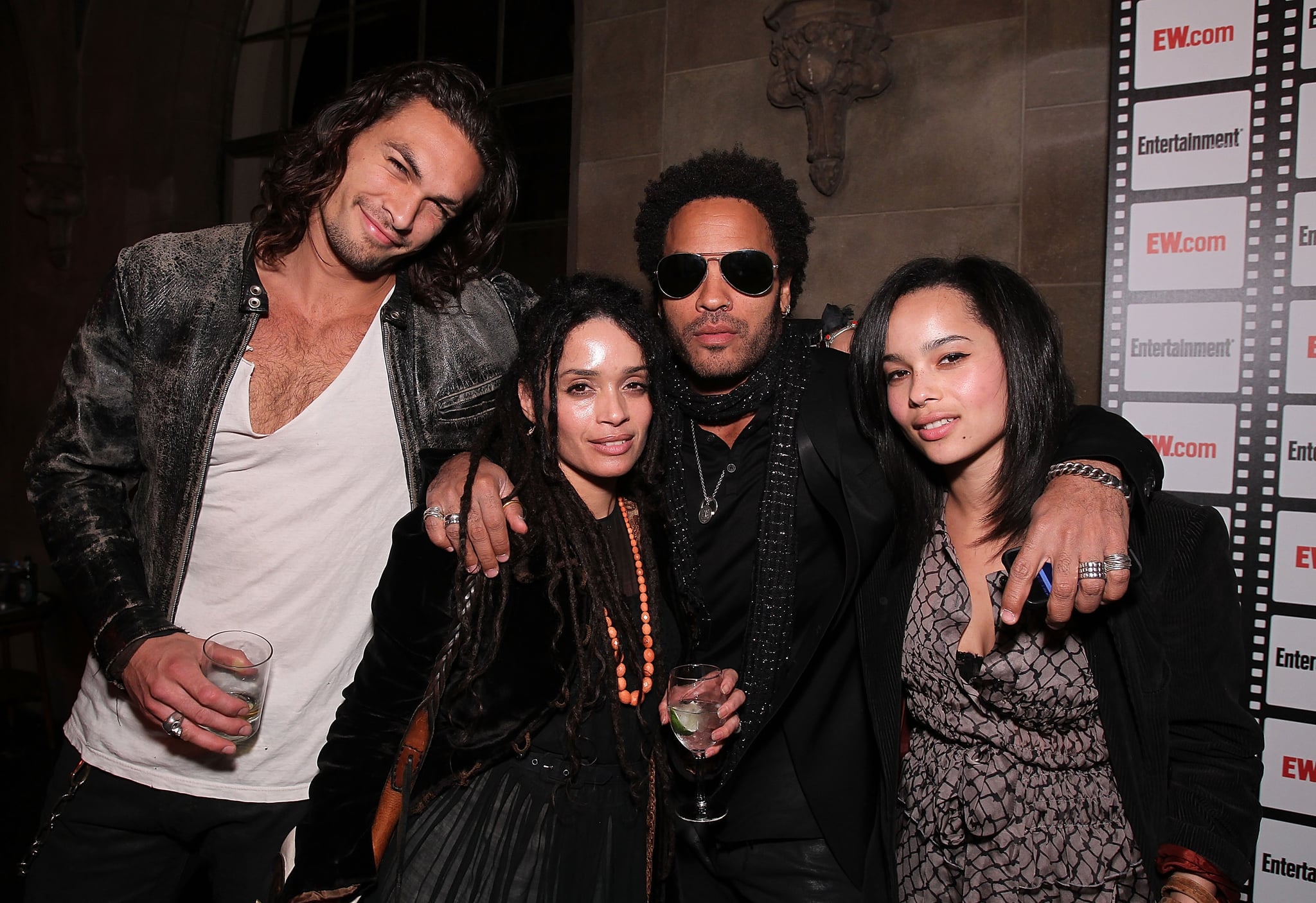 ¿Qué tal los objetivos familiares? Lenny apareció para pasar el rato con Lisa, Jason Momoa y Zoë en una fiesta previa a los Oscars en febrero de 2010.