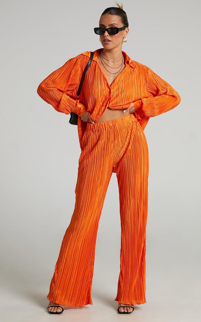 一套躺:贝科褶裥喇叭裤在明亮的橙色