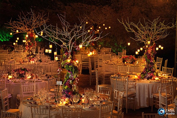Autumnal hues and romantic candlelight create the perfect atmosphere for this fall wedding.
