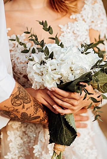 Wondering How Much to Give at a Wedding? 2 Experts Share