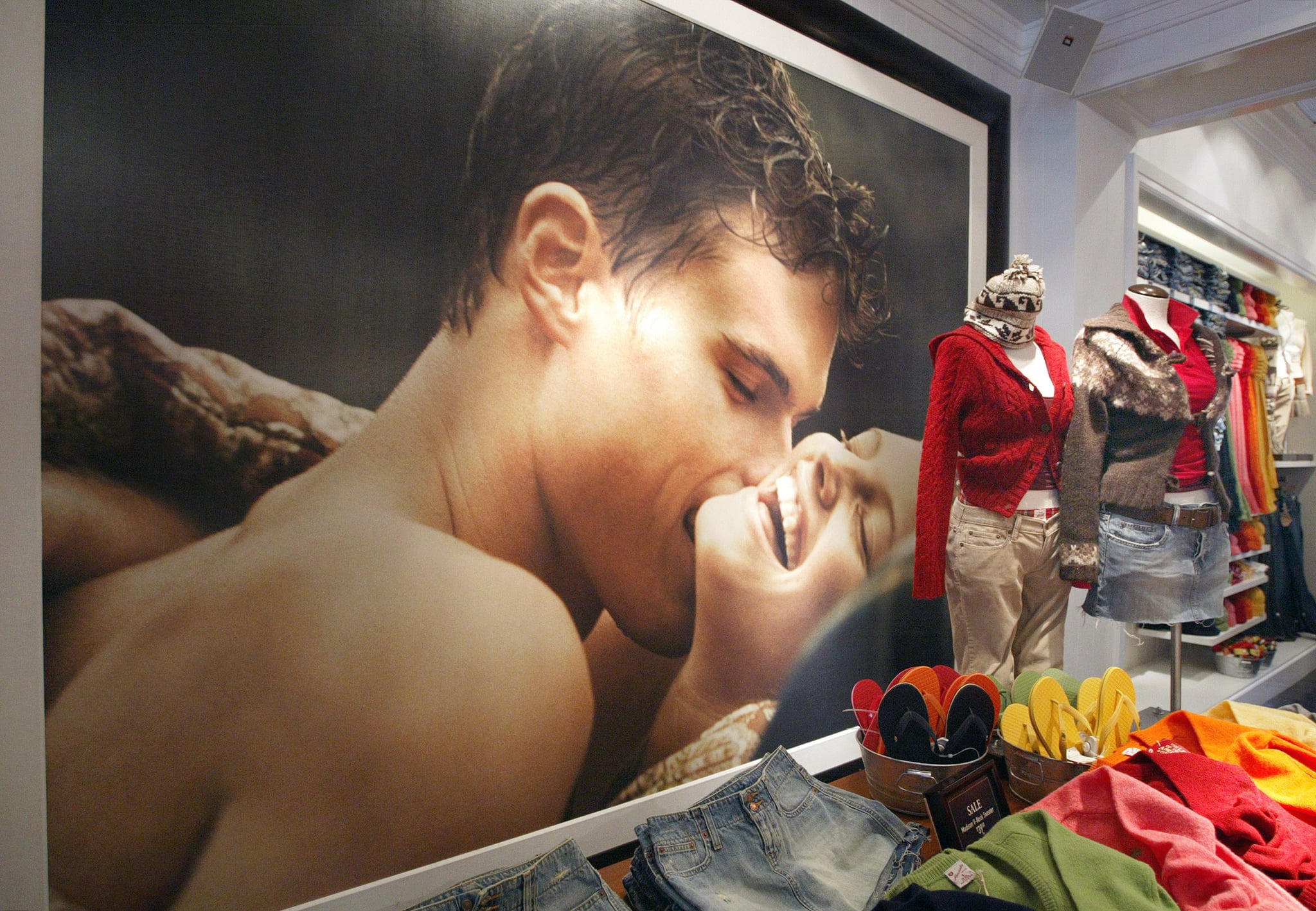 CHICAGO - 8 DE DICIEMBRE: La ropa de Abercrombie & Fitch se exhibe en una de sus tiendas el 8 de diciembre de 2003 en Chicago, Illinois.  Un informe reciente afirma que Abercrombie & Fitch discrimina a los representantes de ventas en función de su 