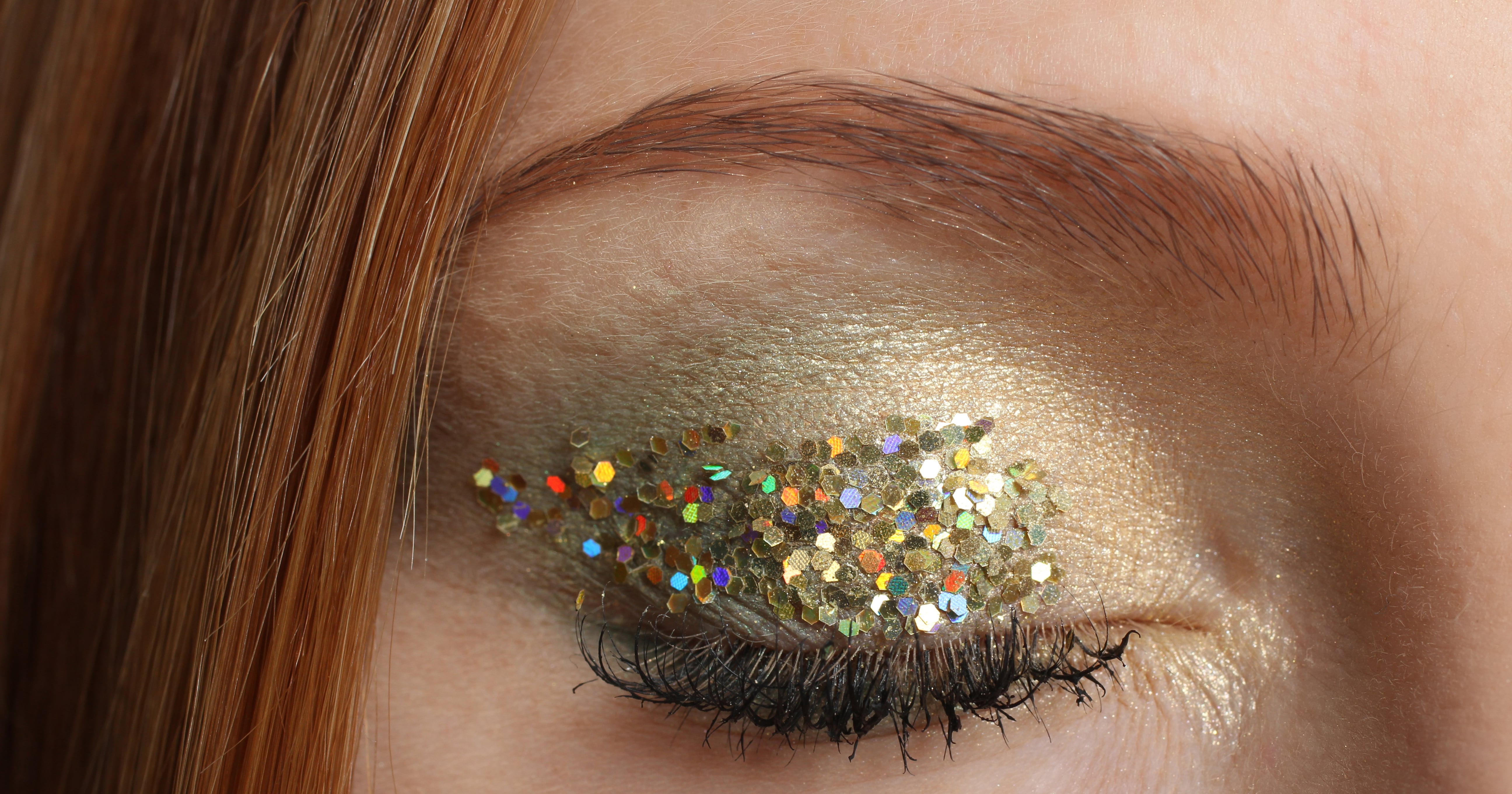 How to Glitz Up Your Look with Loose Glitter Makeup