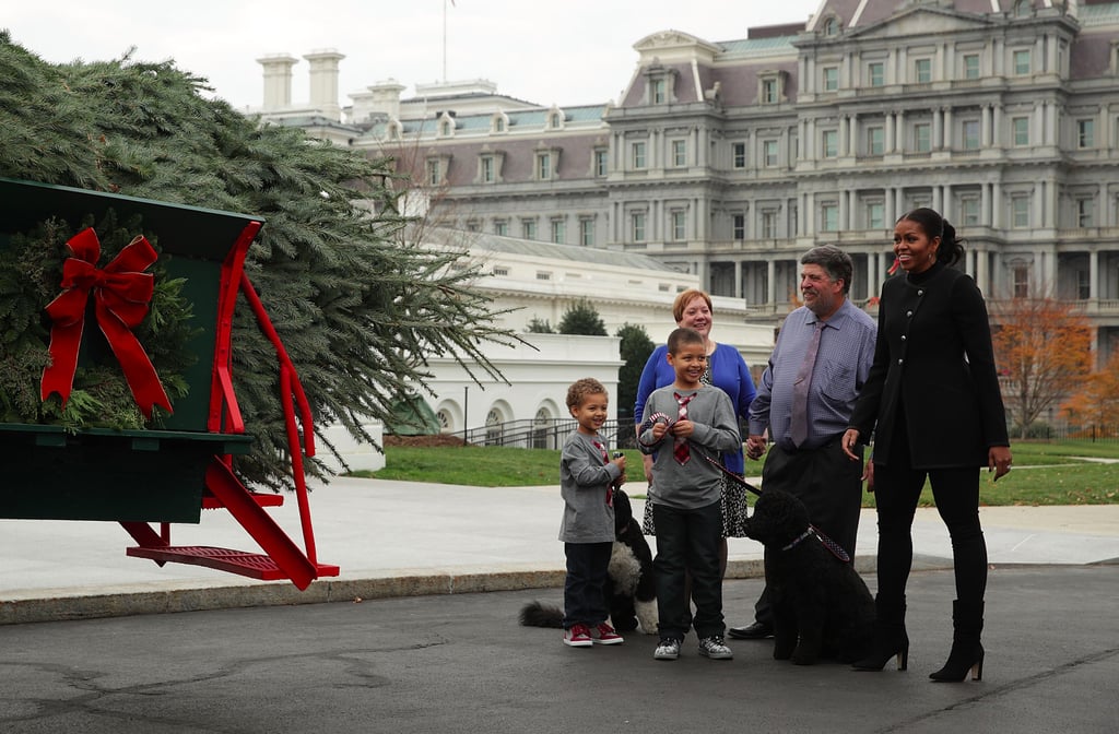 Michelle-Obama-Welcomes-White-House-Christmas-Tree-2016.jpg