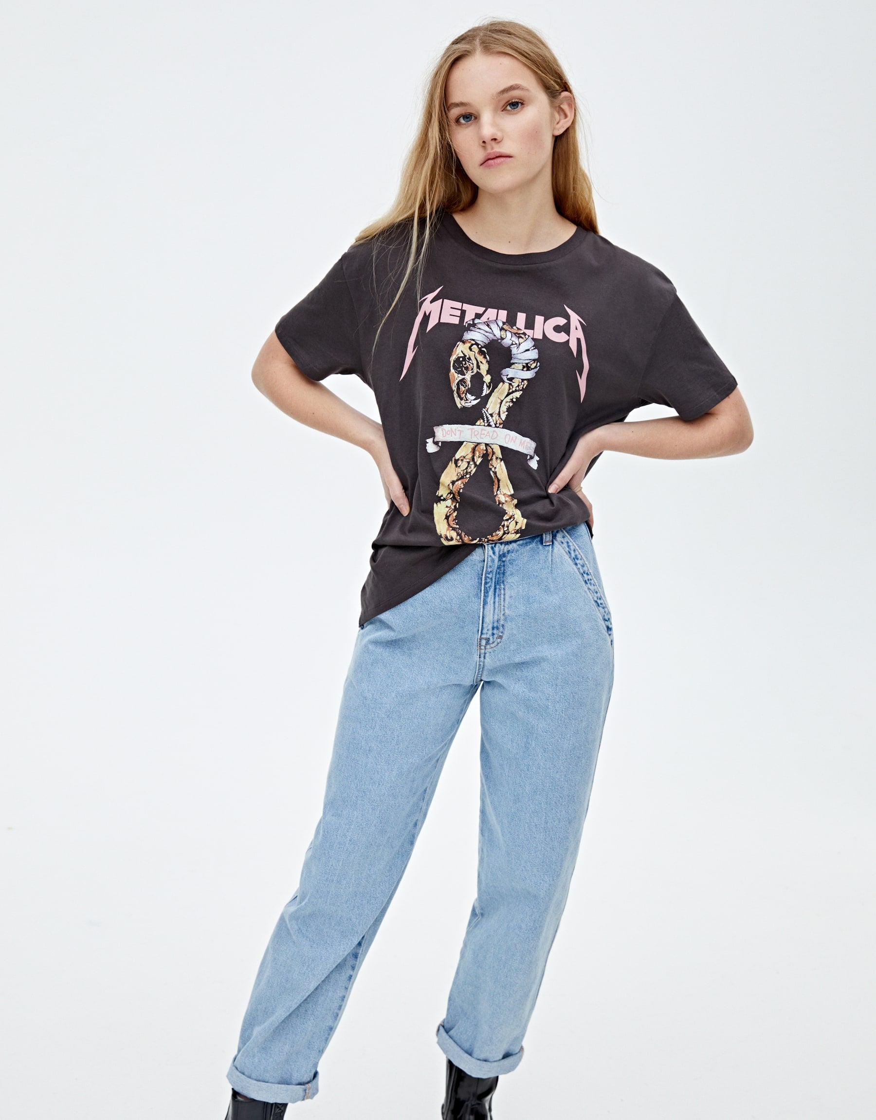 Pull&Bear Metallica Snake T-Shirt | Selena Gomez's Urban Outfitters  Shopping Outfit Takes Us Back to the '90s | POPSUGAR Fashion Photo 5