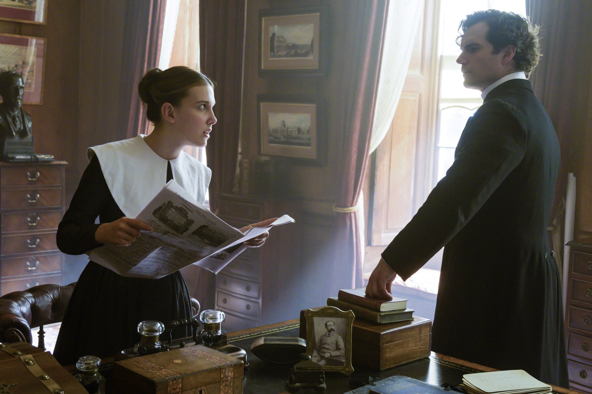 ENOLA HOLMES (L to R) MILLIE BOBBY BROWN as ENOLA HOLMES, HENRY CAVILL as SHERLOCK HOLMES. Cr. ALEX BAILEY/LEGENDARY ©2020