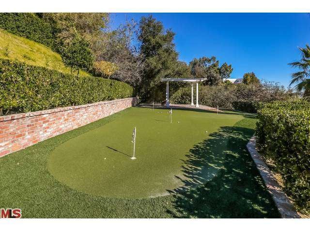 When they're not working or traveling, Nick and Mariah can perfect their golf swings in this backyard putting green.