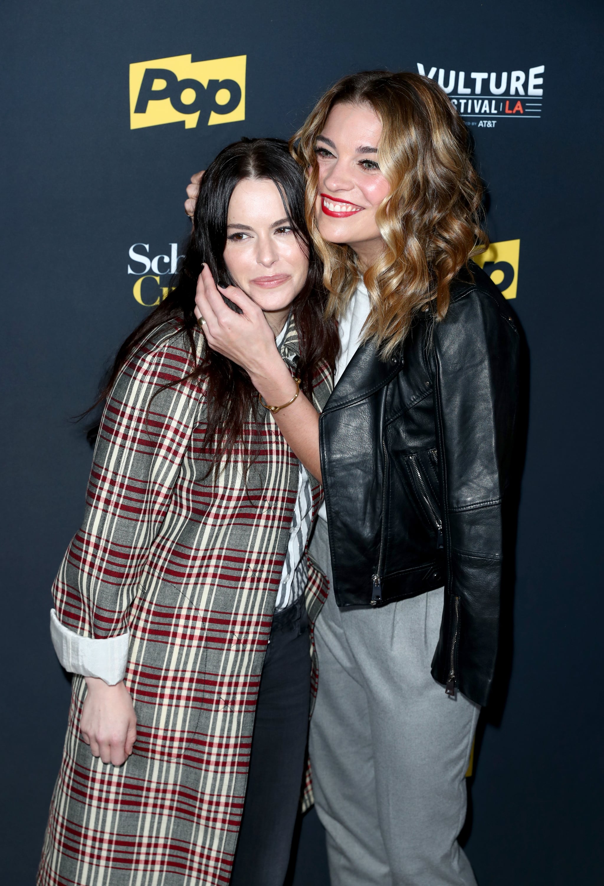 Annie Murphy And Emily Hampshire S Real Life Friendship Popsugar Celebrity