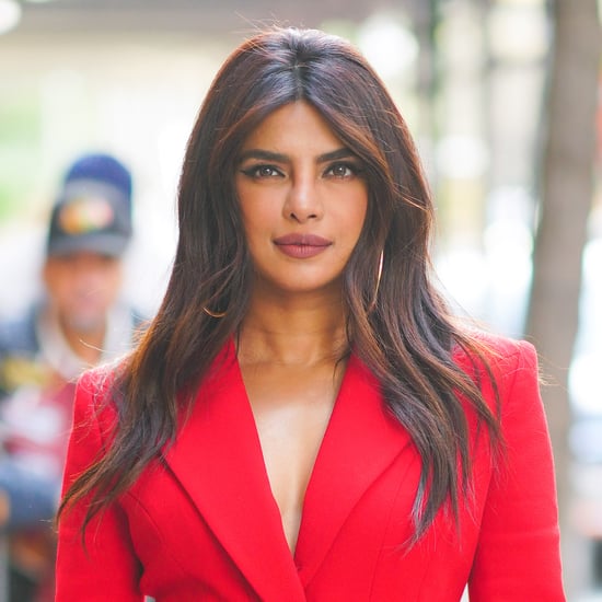 Priyanka Chopra在朋友的婚礼上穿深v红色连衣裙