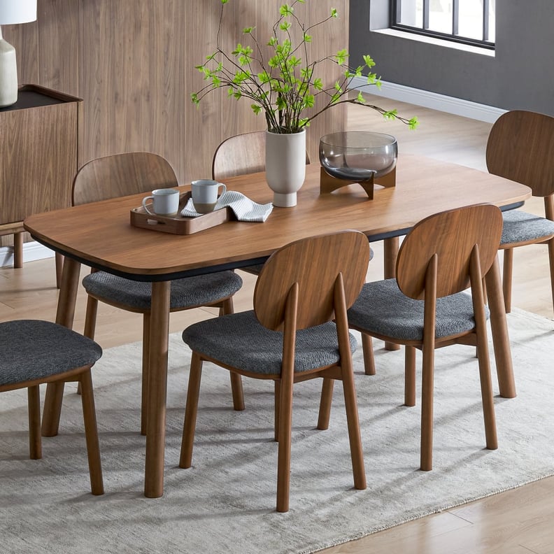 一套现代餐饮:层餐桌和四把椅子