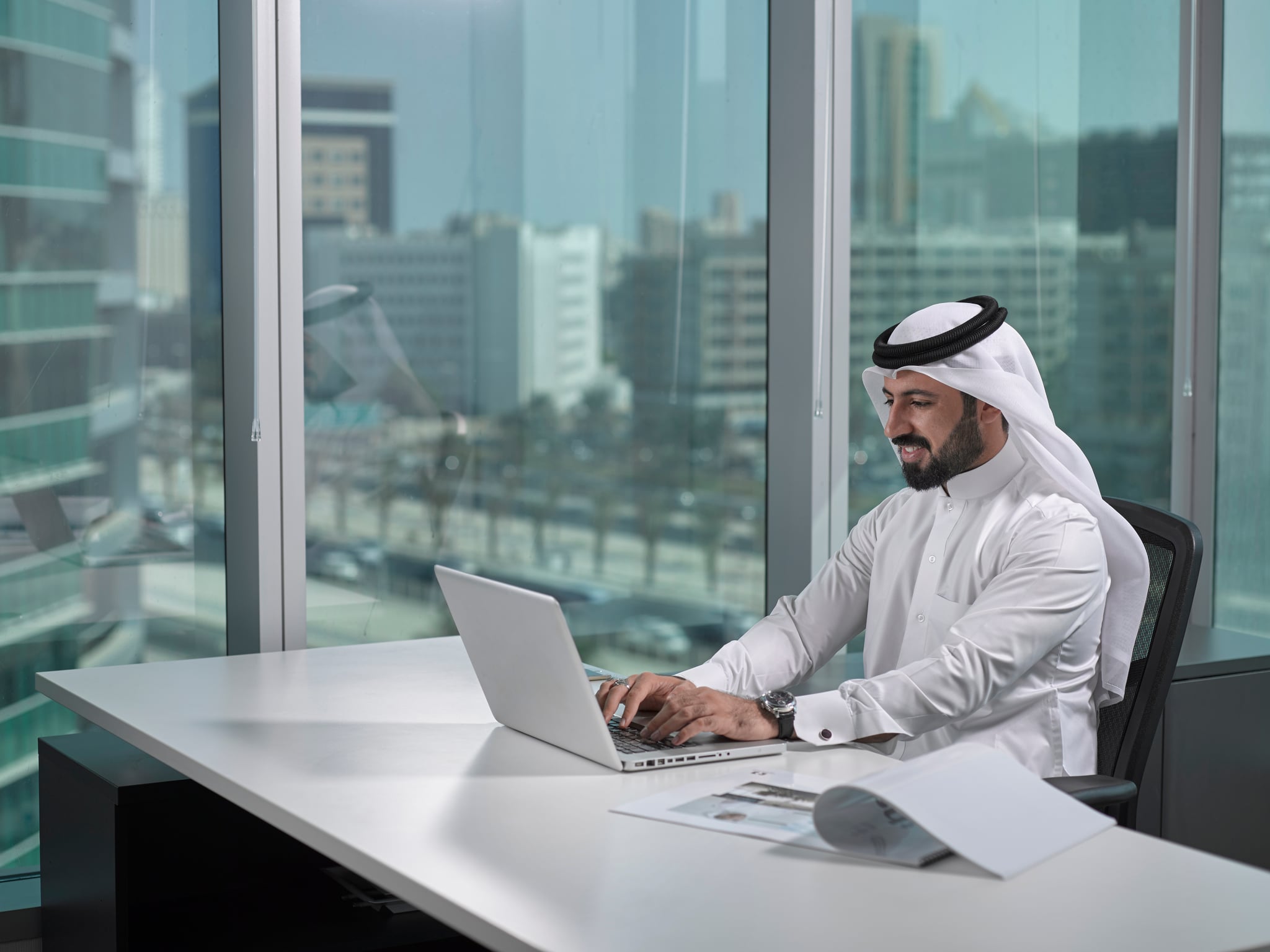 Вопрос арабу. Араб Имиратох. Араб в офисе. Араб за компьютером. Арабский предприниматель.