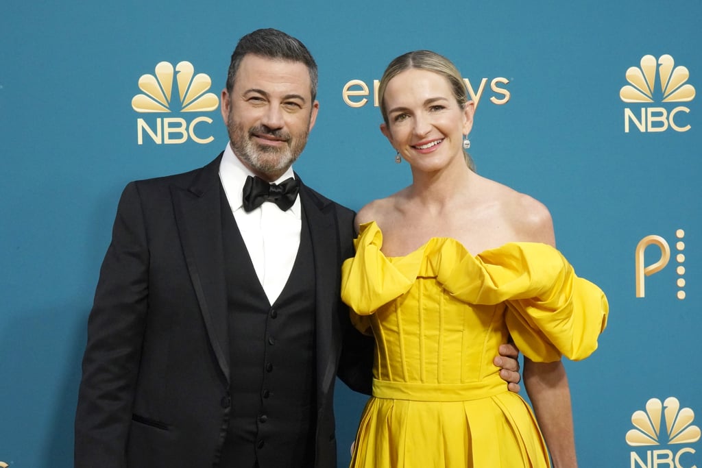 Kimmel 2022主持人吉米和他的妻子莫莉McNearney作家,在2022年艾美奖。”class=