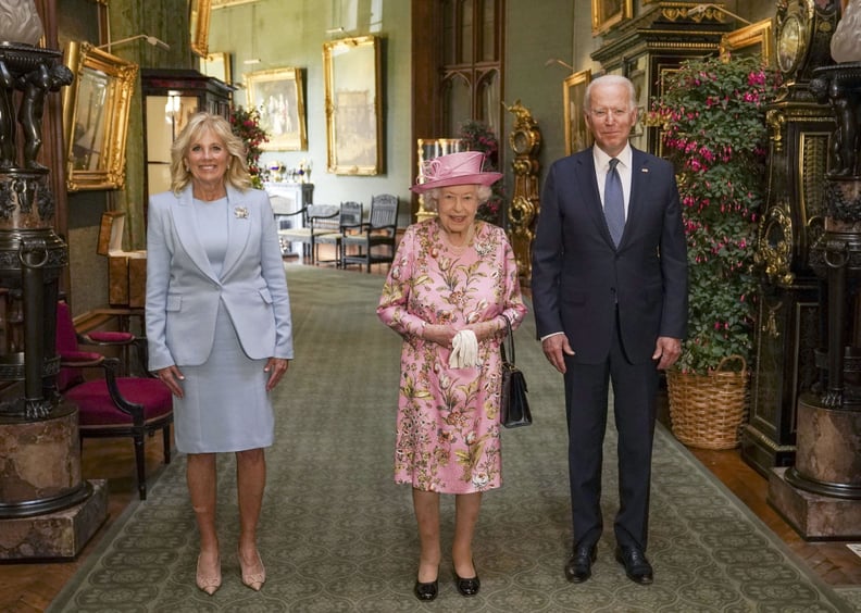 英国温莎- 6月13日:英国女王伊丽莎白二世(C)与美国总统乔•拜登(Joe Biden)和第一夫人吉尔拜登的大走廊在6月13日,参观温莎城堡2021在温莎,英格兰。英国女王伊丽莎白二世东道主美国总统,乔·拜登