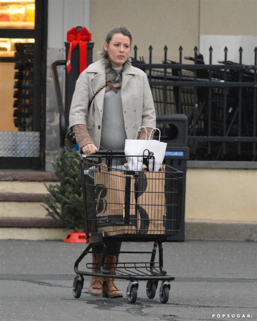Pregnant Blake Lively Buys a Christmas Tree | Pictures