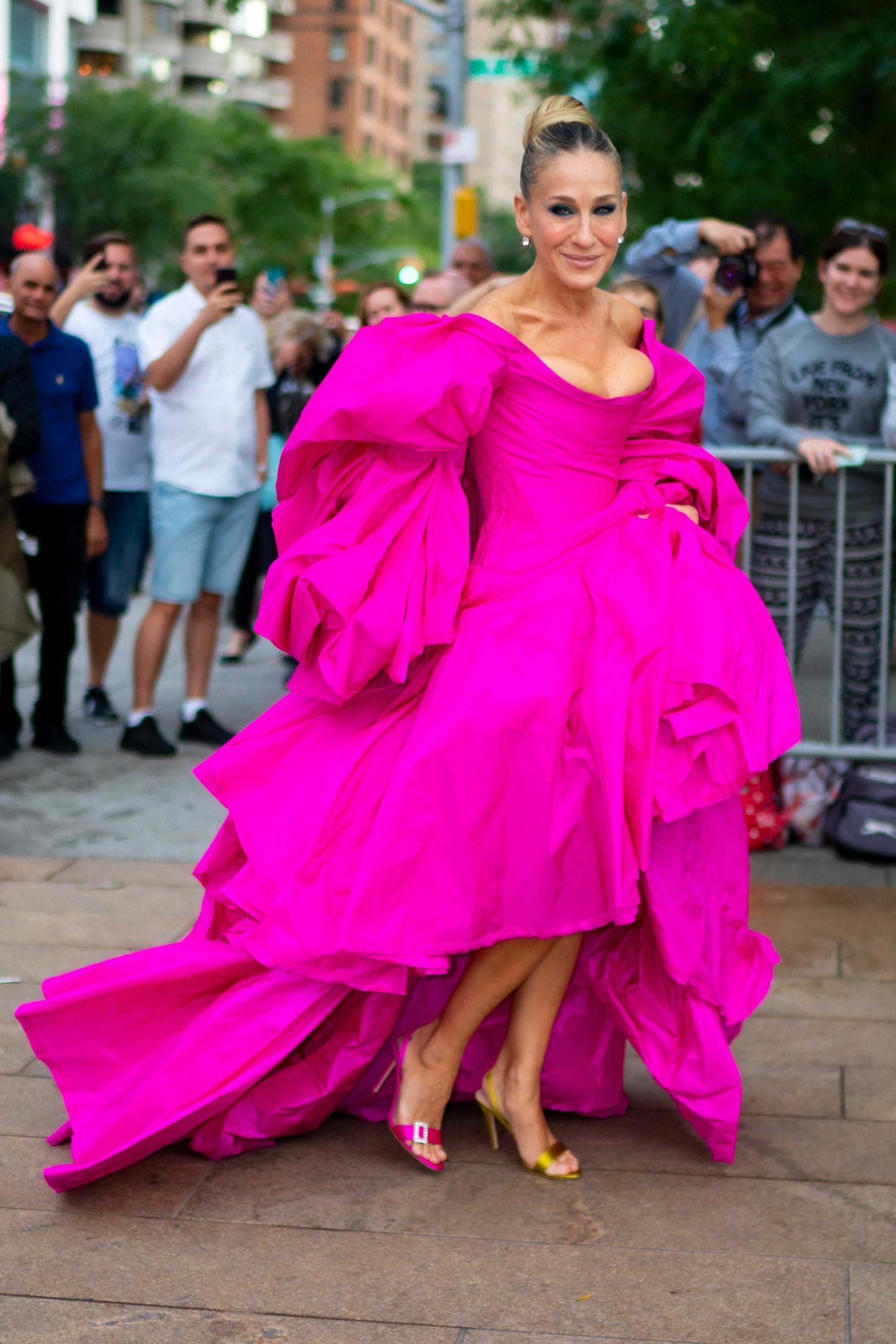 Sarah Jessica Parker Wears Pink Zac Posen Gown, Mismatched Shoes